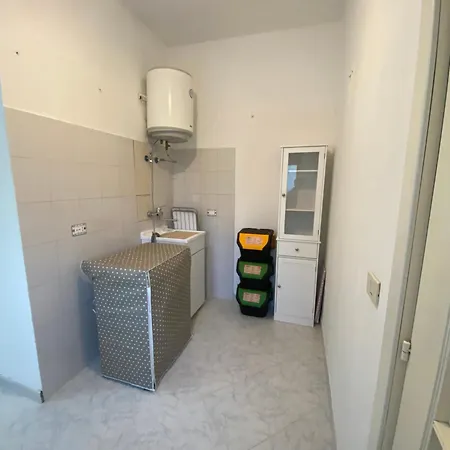 아파트 Elena House